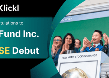 الرئيس التنفيذي لشركة Klickl، مايكل تشاو، يقرع جرس الافتتاح في بورصة نيويورك بمناسبة إدراج صندوق C1